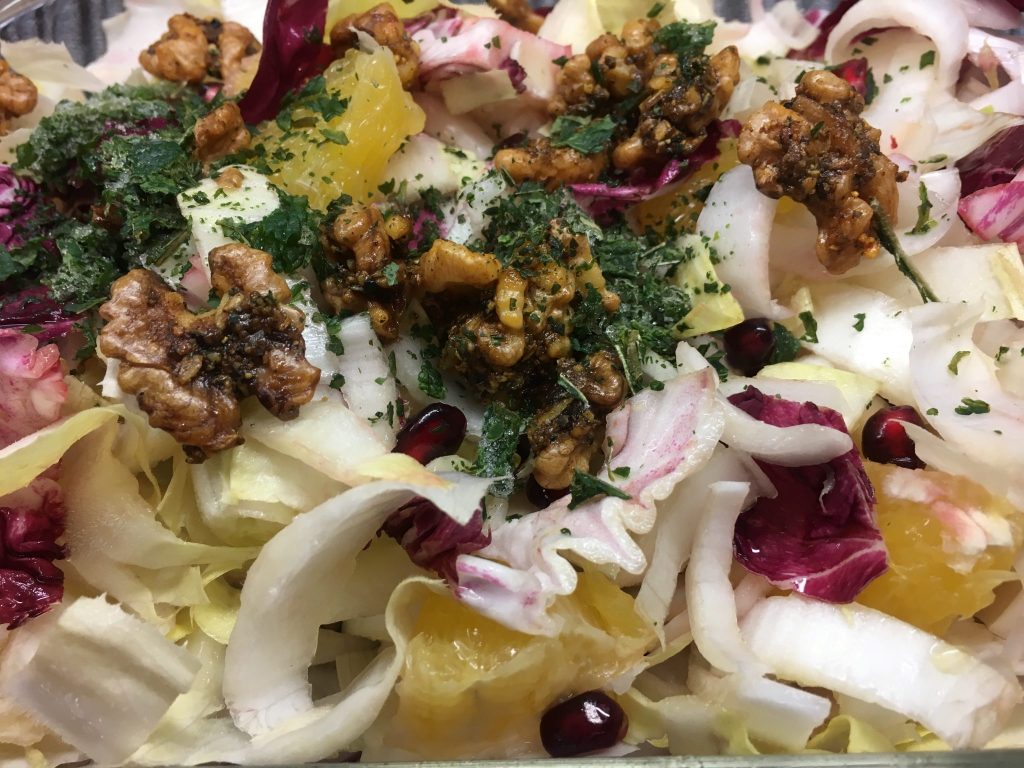 Radicchio Chicorée Salat mit Orangen und Granatapfelkernen