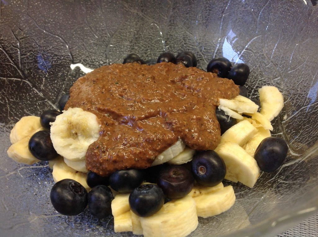 Heidelbeeren Bananen Salat mit Berberitzen-Bananen-Paranuss Dressing