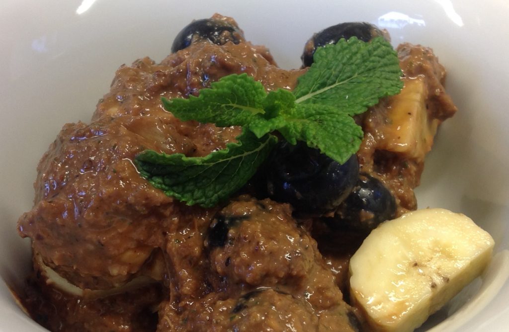 Heidelbeeren Bananen Salat mit Berberitzen-Bananen-Paranuss Dressing