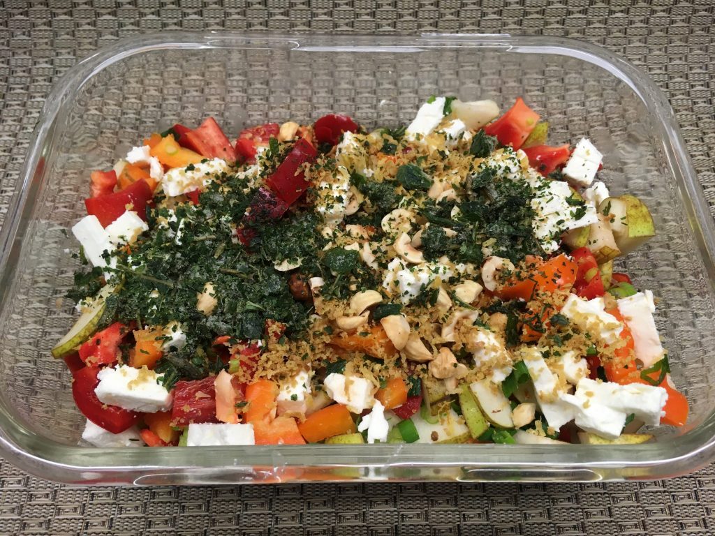 Paprika Birnen Salat mit Haselnüssen und Schafskäse mit Haselnuss-Dattel-Vinaigrette