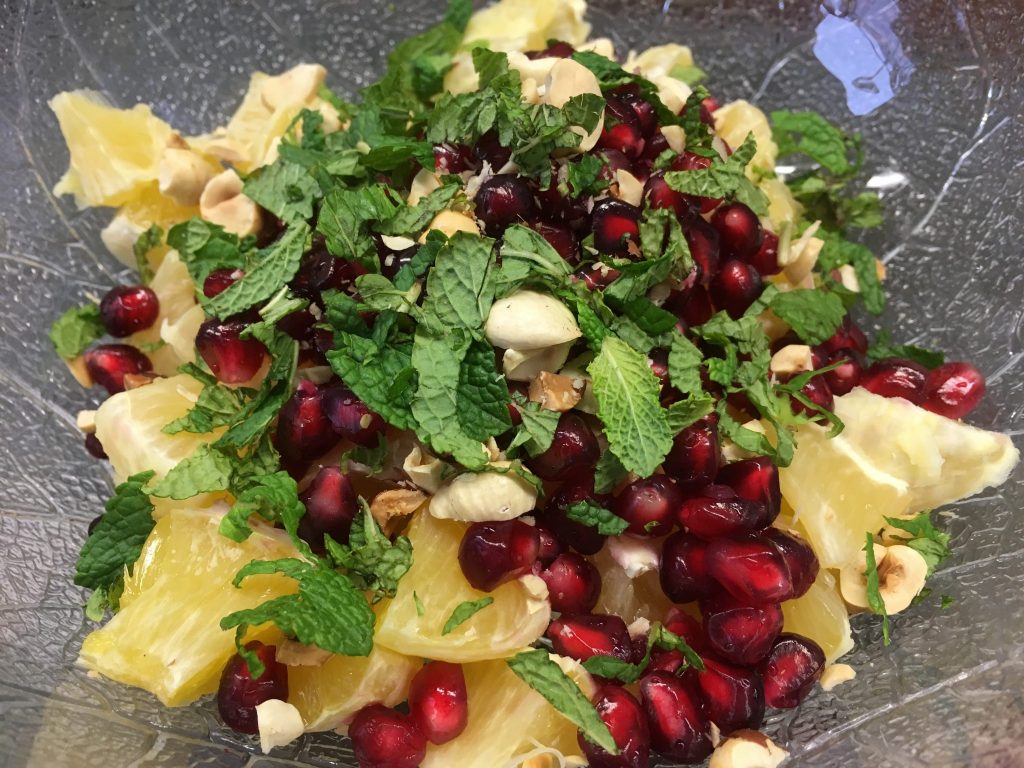 Grapefruit Granatapfel Salat mit Haselnüssen und Apfel-Ingwer-Minz Dressing