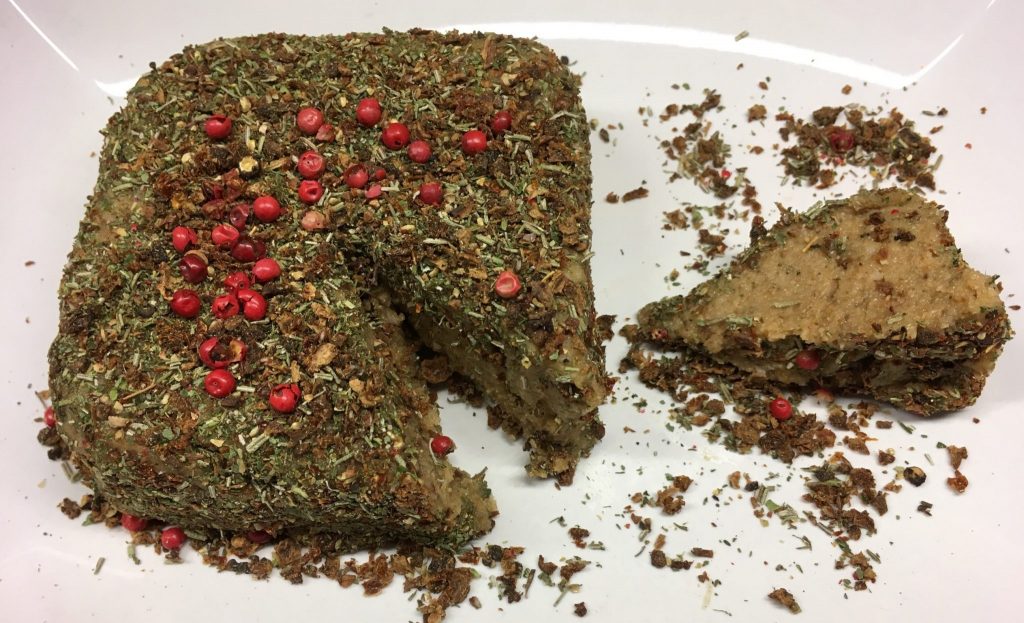 Cashew Käse mit Tomaten, Kräutern und Roten Pfefferbeeren