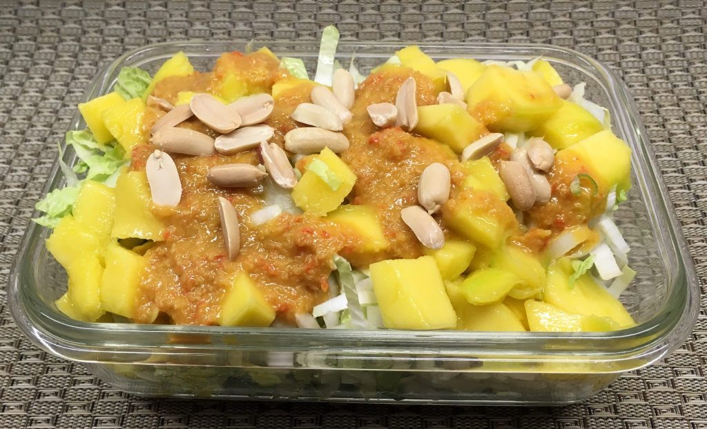 Chinakohl Mango Salat mit Orangen Erdnuss Ingwer Chili Dressing