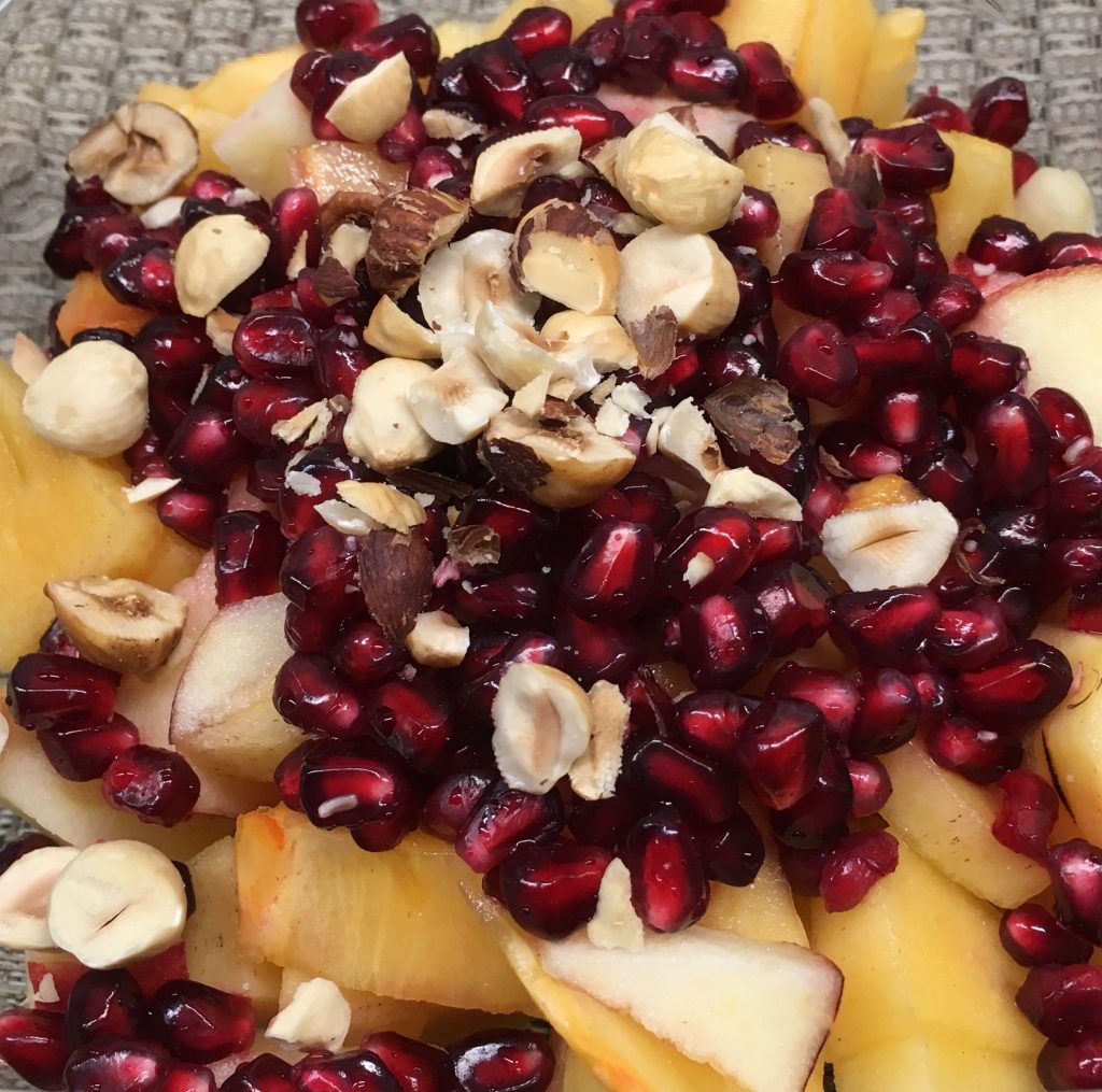 Apfel Kaki Salat mit Granatapfelkernen und Orangen Tahini Dressing