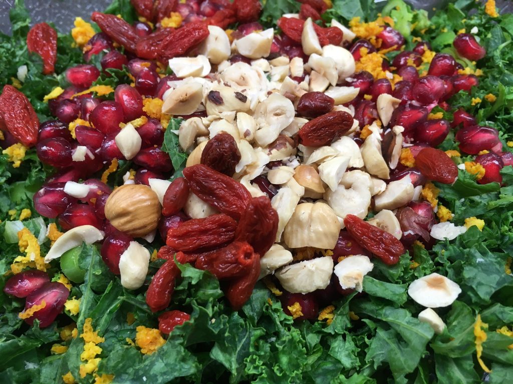 Grünkohl Salat mit Goji Beeren, Haselnüssen und Granatapfelkernen