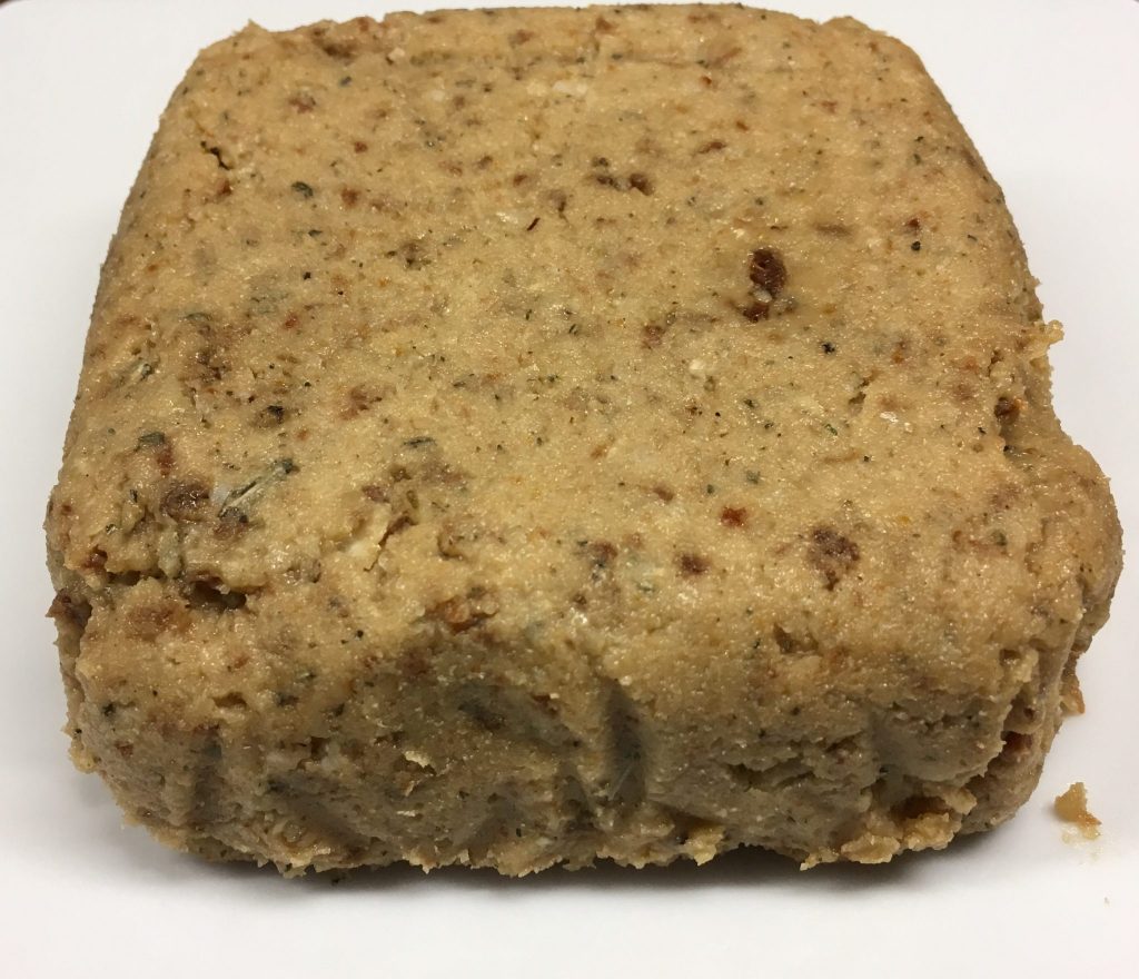 Cashew Käse mit Tomaten, Kräutern und Roten Pfefferbeeren