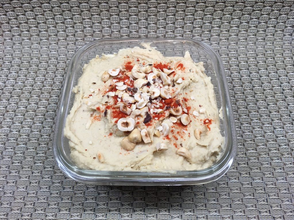 Hummus mit geröstetem Knoblauch und Trüffelöl