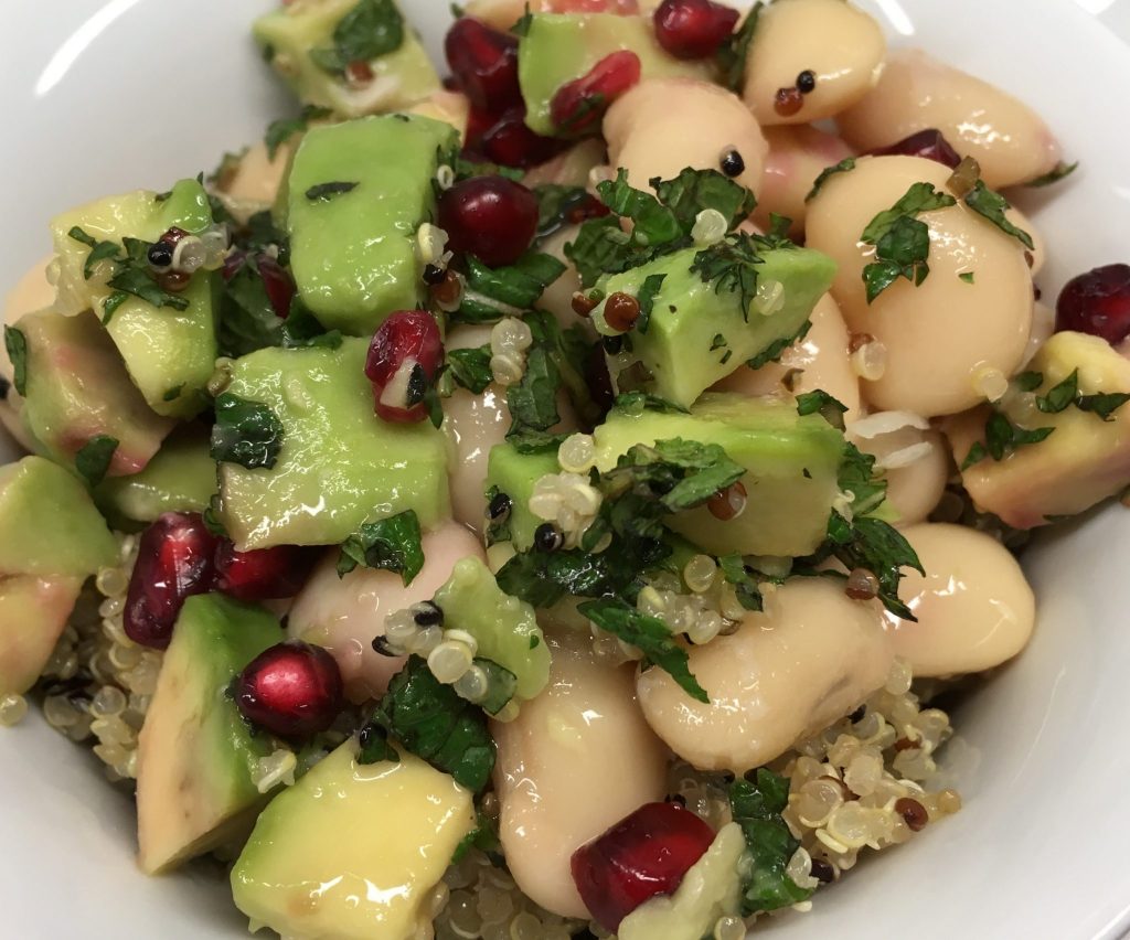 Avocado Quinoa Salat mit weißen Bohnen, Minze und Granatapfelkernen