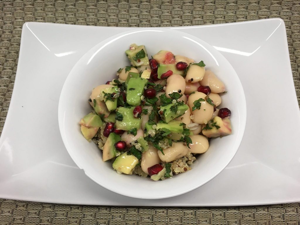 Avocado Quinoa Salat mit weißen Bohnen, Minze und Granatapfelkernen