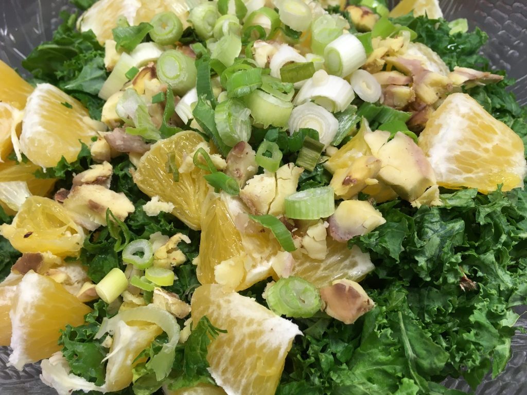 Grünkohl Salat mit Orangen und Maronen