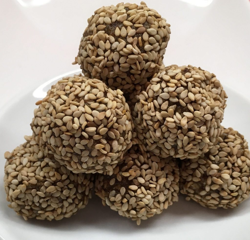 Sesam Dattel Tahini Energiebällchen