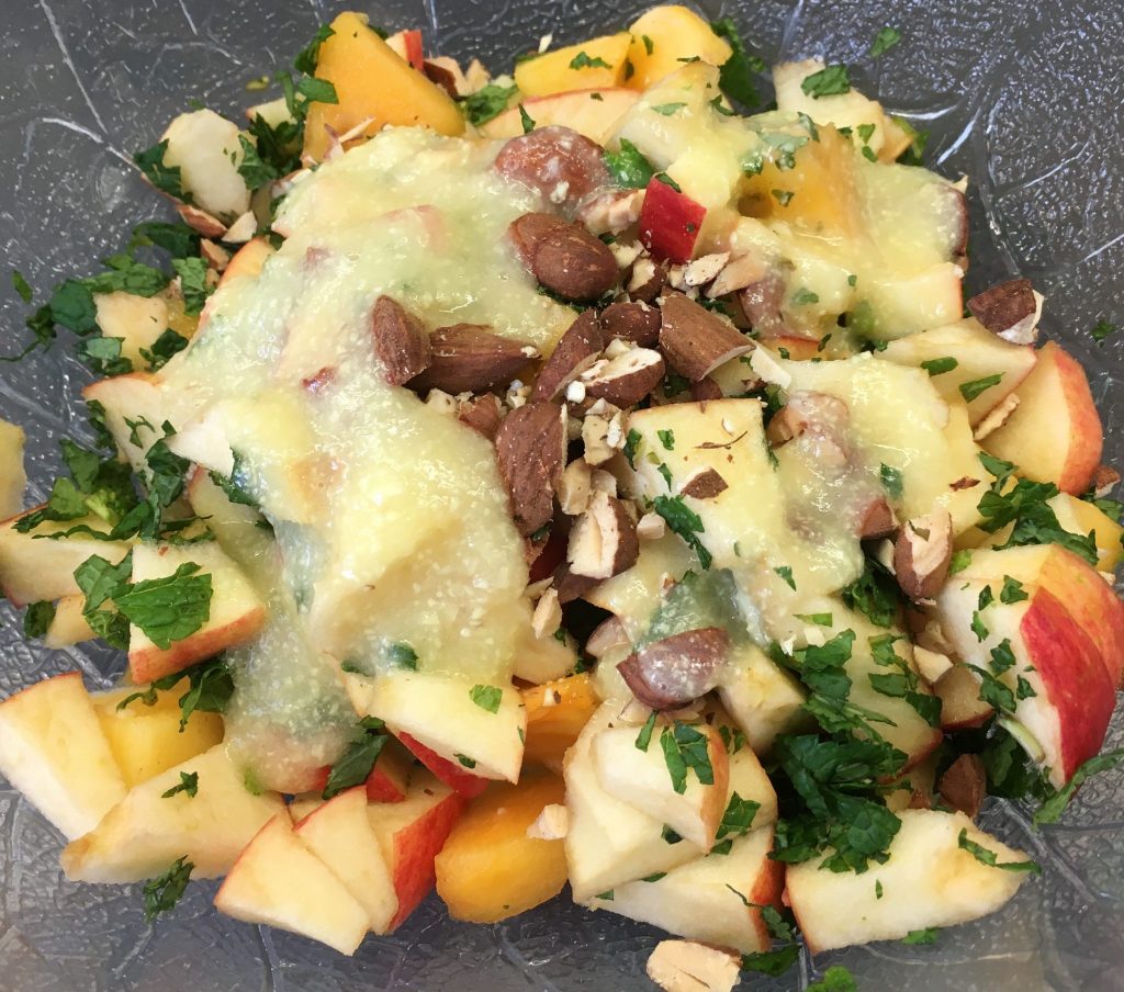 Apfel Kaki Salat mit Birnen-Ingwer-Dressing, Mandeln und frischer Minze