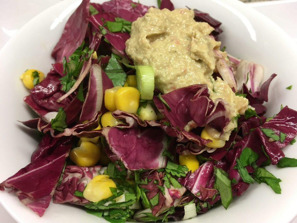 Grünkohl Radicchio Mais Salat mit Walnuss-Avocado-Chili Dressing