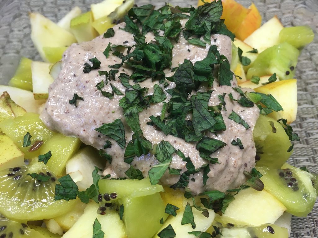 Apfel Kiwi Salat mit Walnuss Orangen Bananen Creme