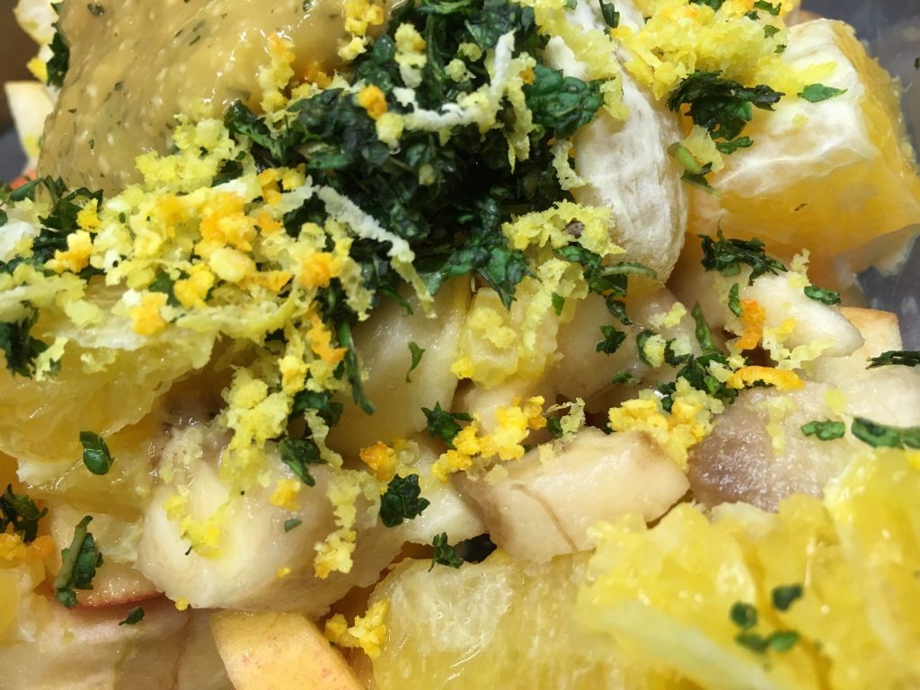 Apfel Orangen Salat mit Mango-Ingwer-Minz Dressing
