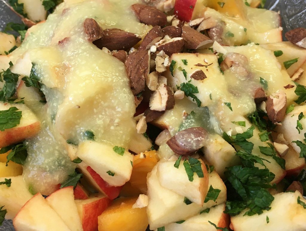 Apfel Kaki Salat mit Birnen-Ingwer-Dressing, Mandeln und frischer Minze