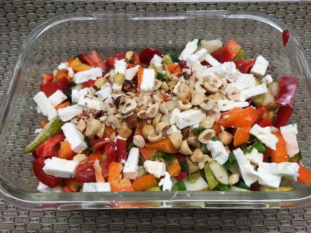 Paprika Birnen Salat mit Haselnüssen und Schafskäse mit Haselnuss-Dattel-Vinaigrette