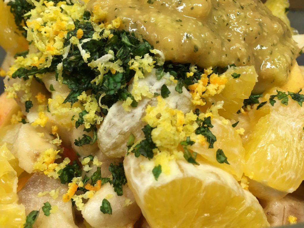 Apfel Orangen Salat mit Mango-Ingwer-Minz Dressing