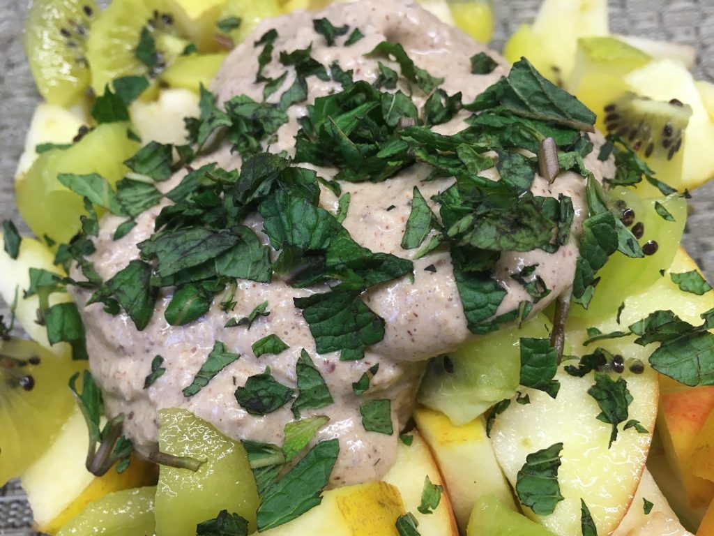 Apfel Kiwi Salat mit Walnuss Orangen Bananen Creme