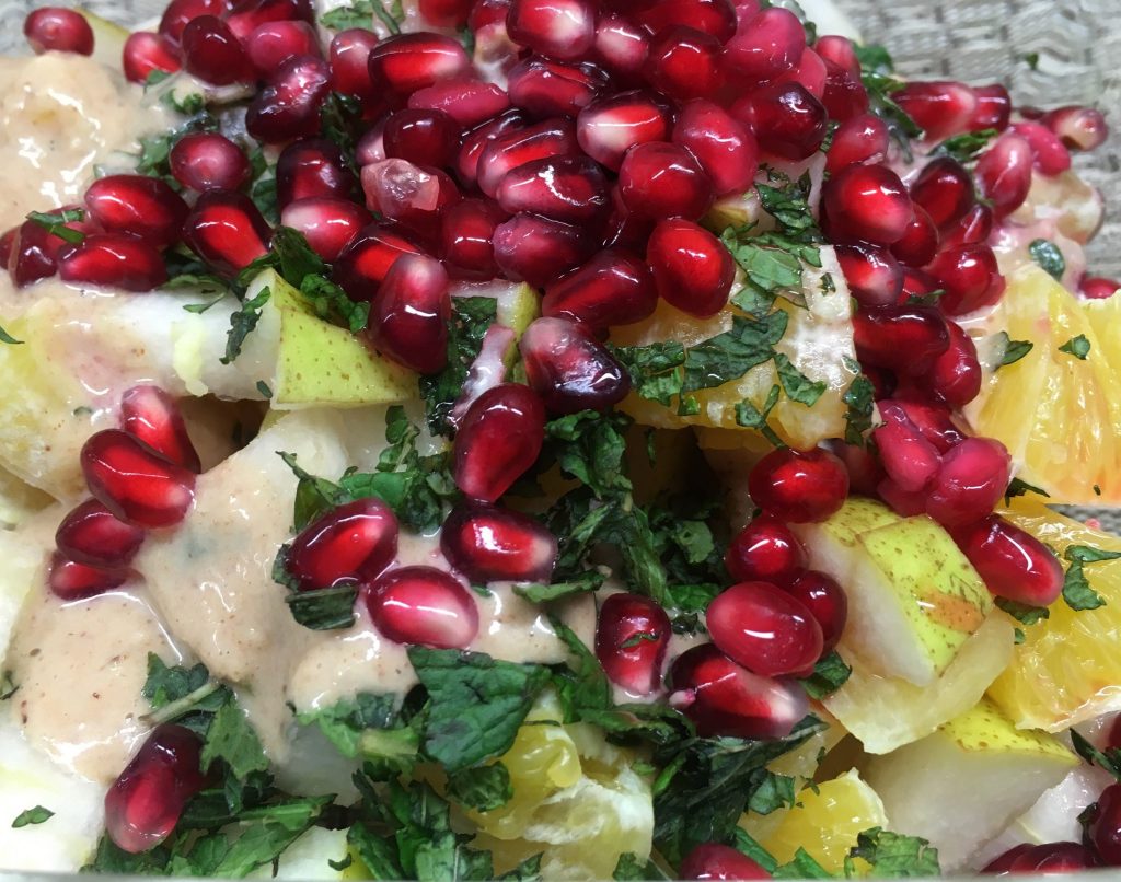 Orangen Birnen Salat mit Haselnuss Mandel Bananen Creme und Granatapfelkernen