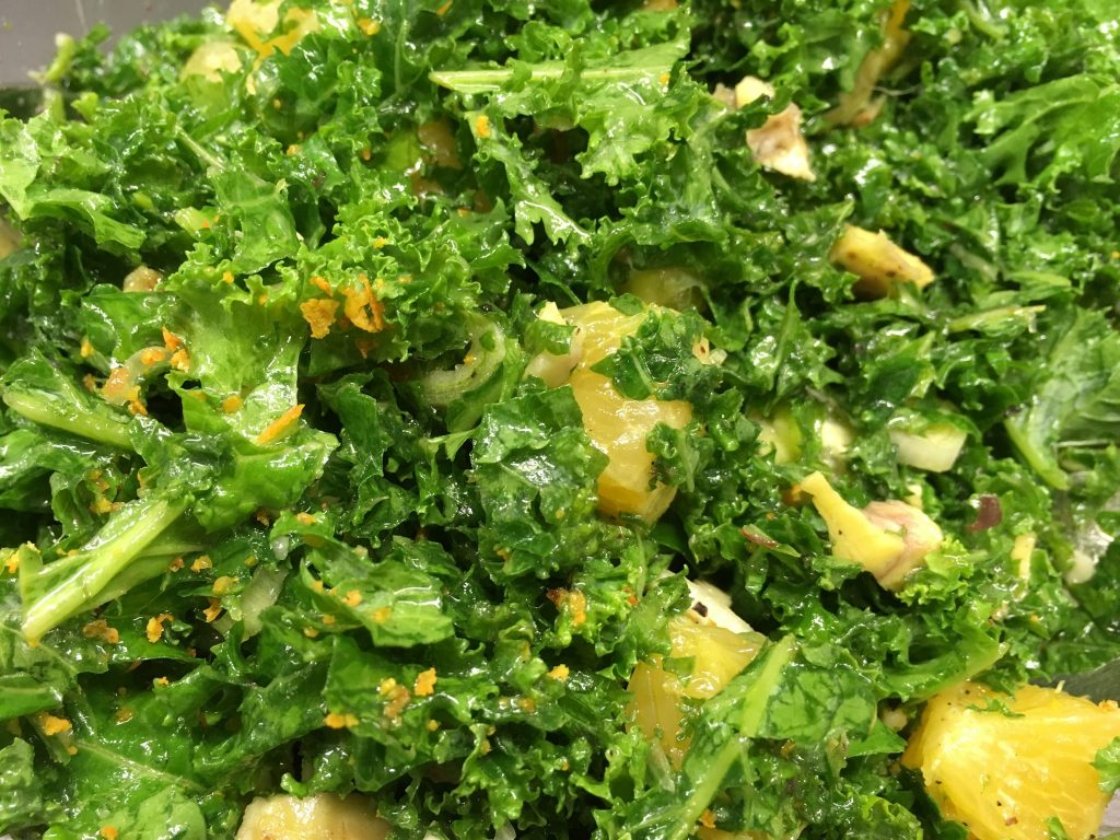 Grünkohl Salat mit Orangen und Maronen