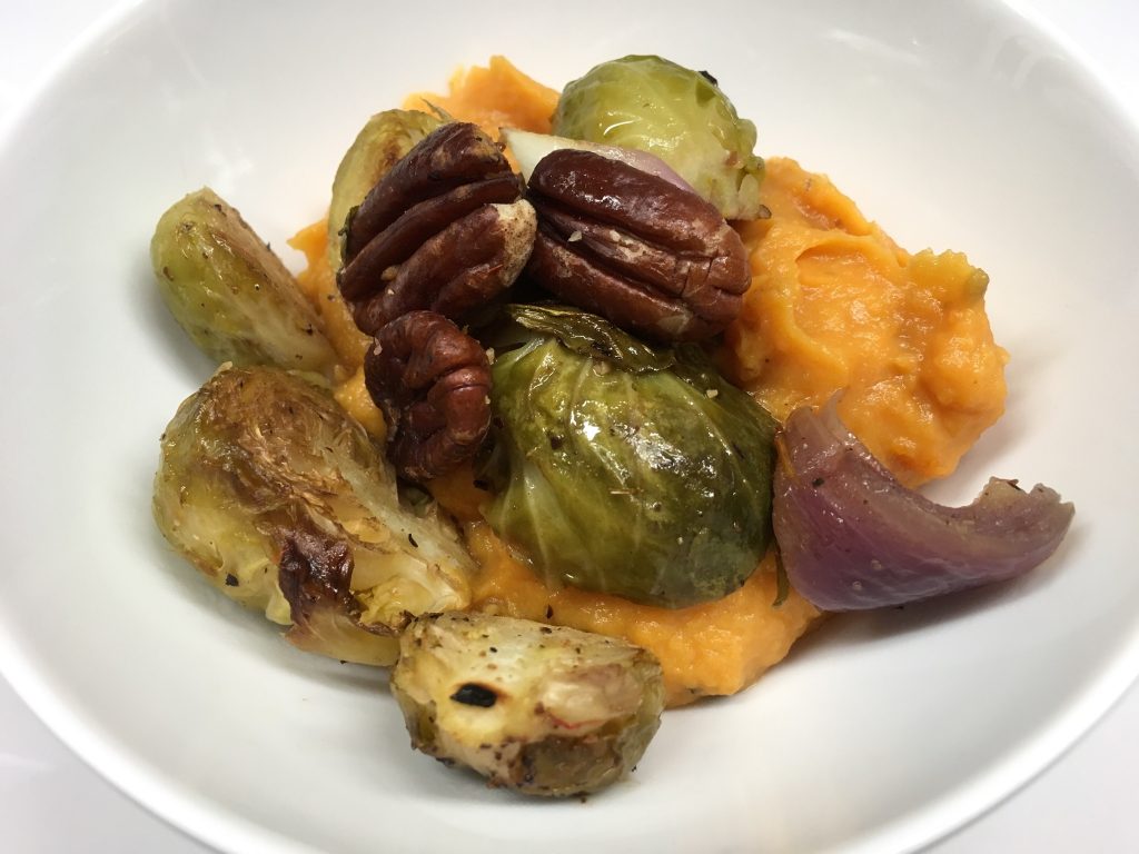 Gerösteter Rosenkohl mit Pekan Nüssen und Süßkartoffel Püree