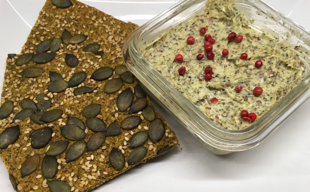 Avocado Süßkartoffel Rohkost Brot mit Kräuterbutter