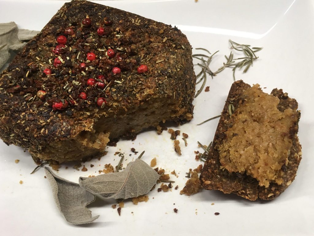 Cashew Käse mit Tomaten, Kräutern und Roten Pfefferbeeren