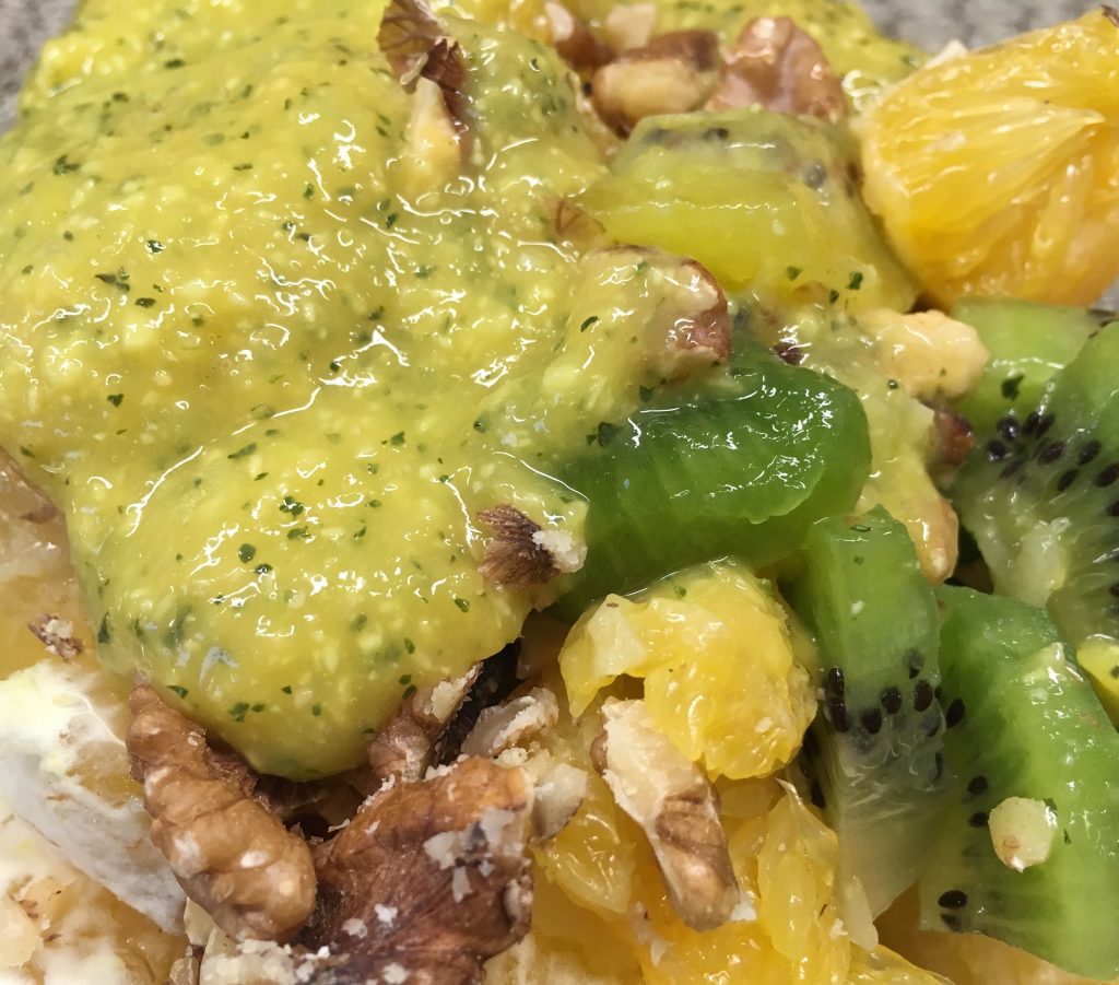 Kiwi Orangen Salat mit Walnüssen und Mango-Minz Dressing