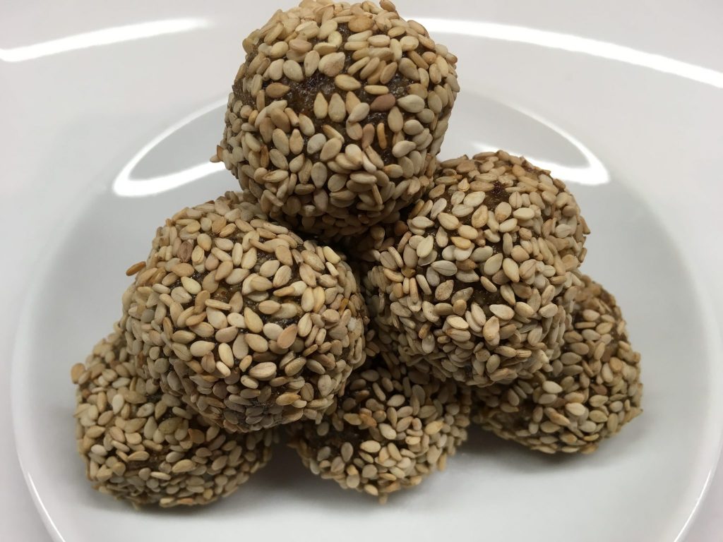 Sesam Dattel Tahini Energiebällchen