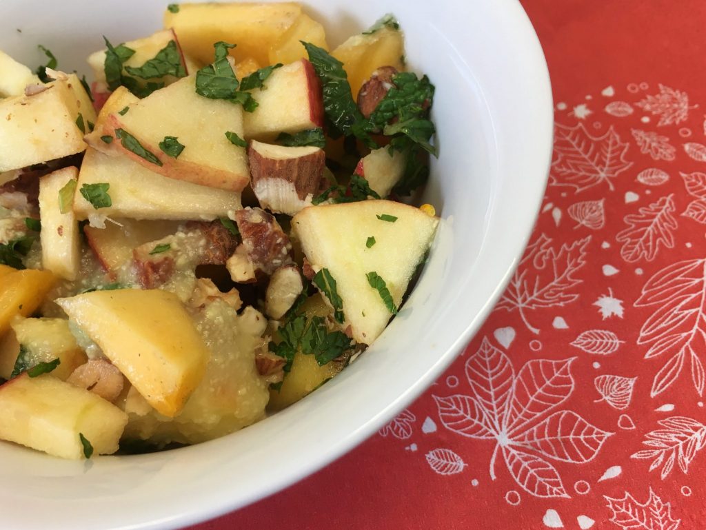 Apfel Kaki Salat mit Birnen-Ingwer-Dressing, Mandeln und frischer Minze