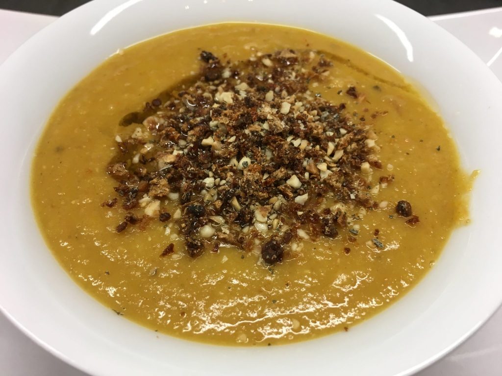 Rote Linsen Suppe mit Mandelmus, Chili, Orange und Haselnüssen