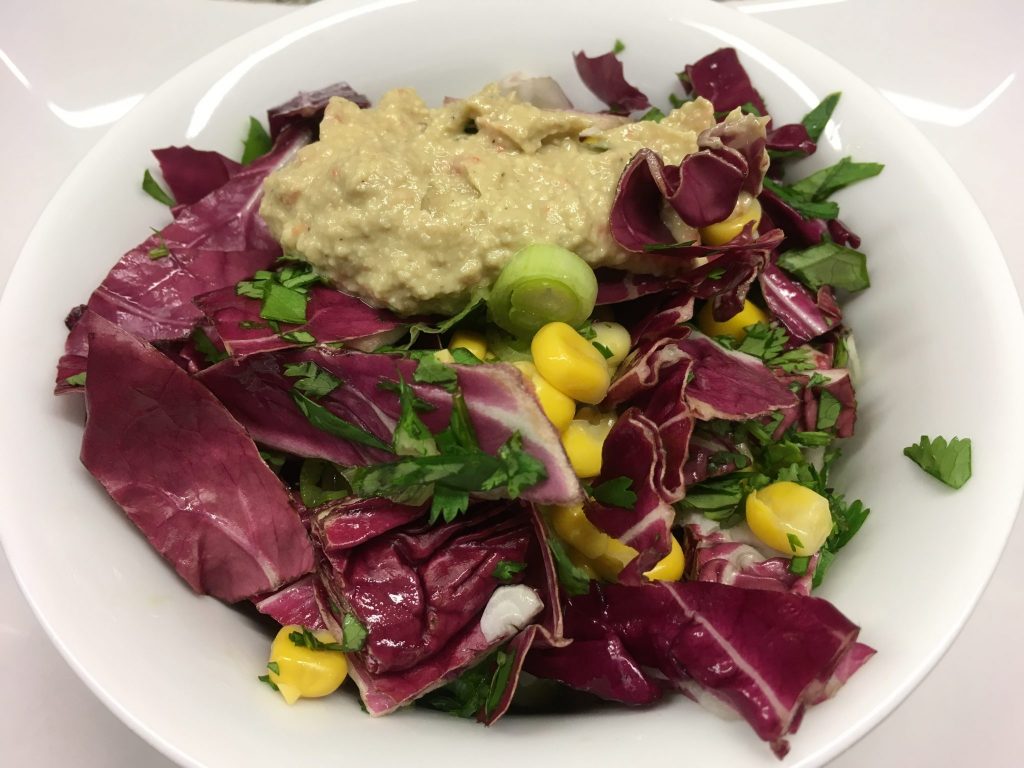 Grünkohl Radicchio Mais Salat mit Walnuss-Avocado-Chili Dressing