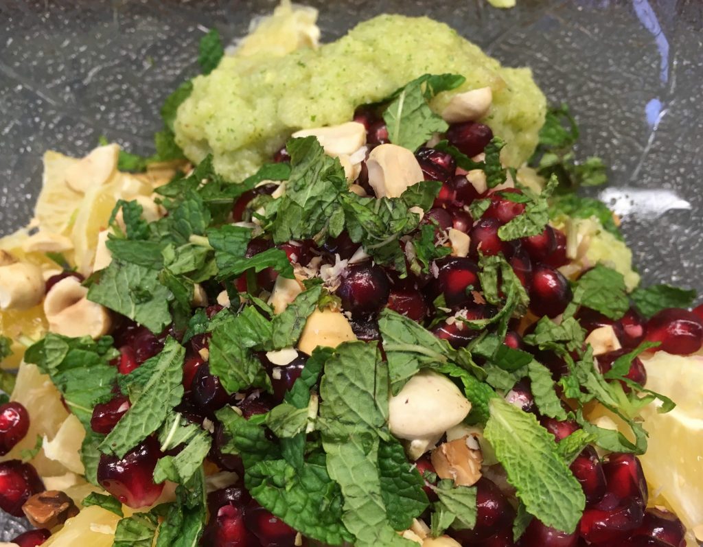 Grapefruit Granatapfel Salat mit Haselnüssen und Apfel-Ingwer-Minz Dressing