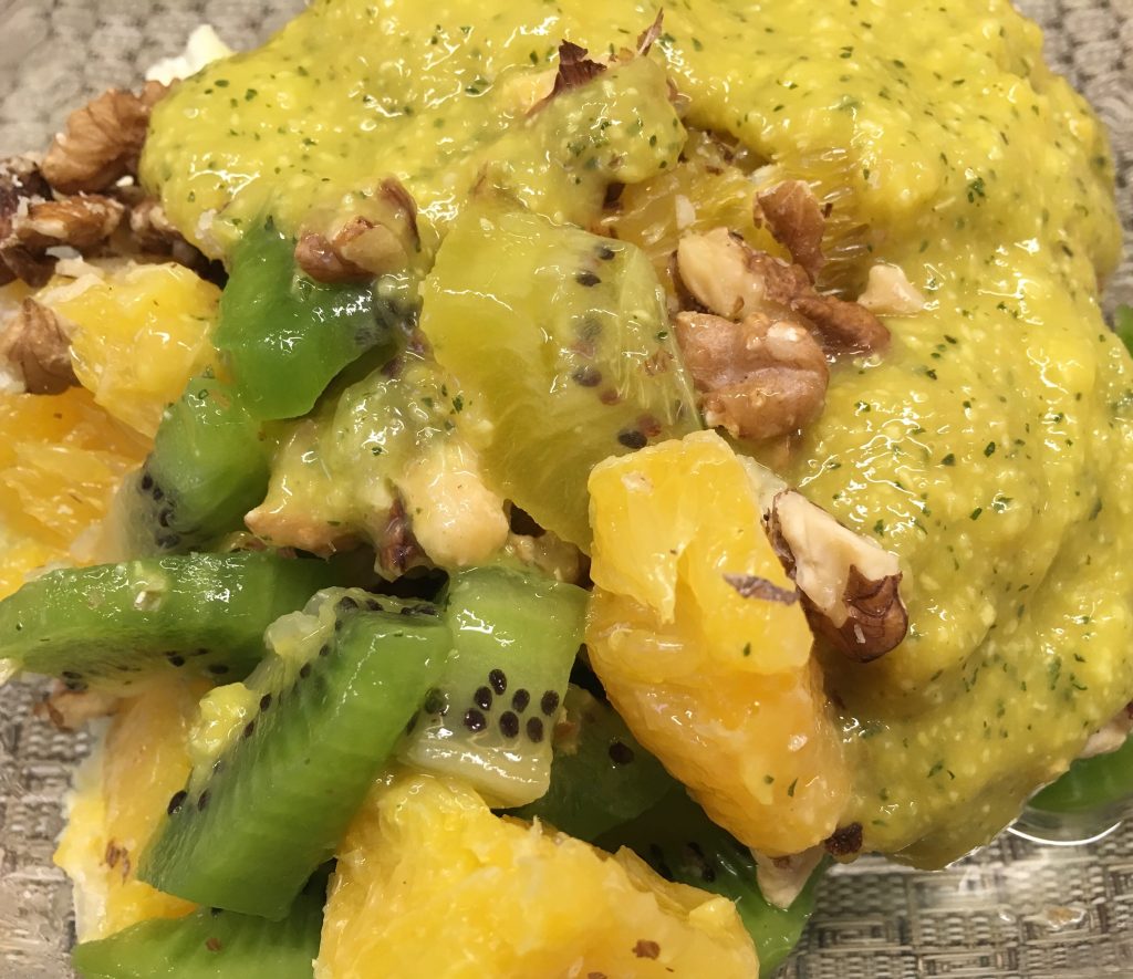 Kiwi Orangen Salat mit Walnüssen und Mango-Minz Dressing