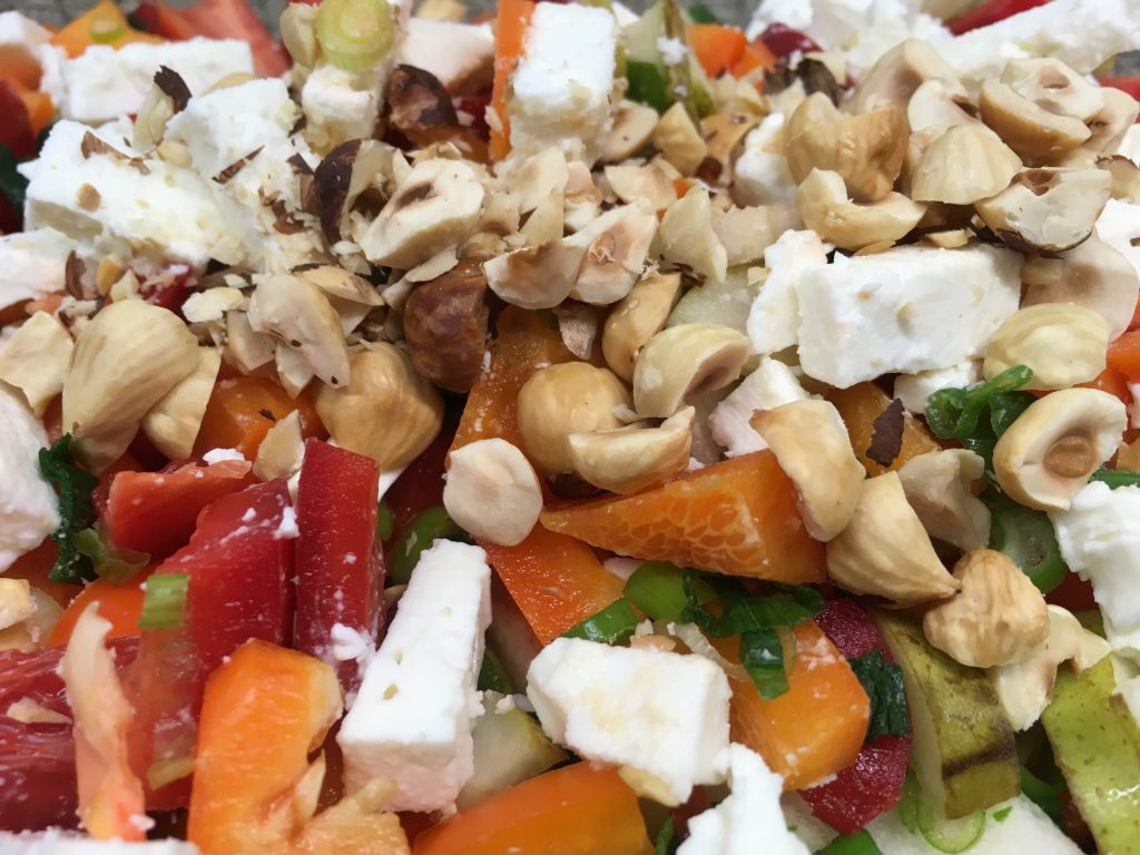 Paprika Birnen Salat mit Haselnüssen und Schafskäse mit Haselnuss-Dattel-Vinaigrette