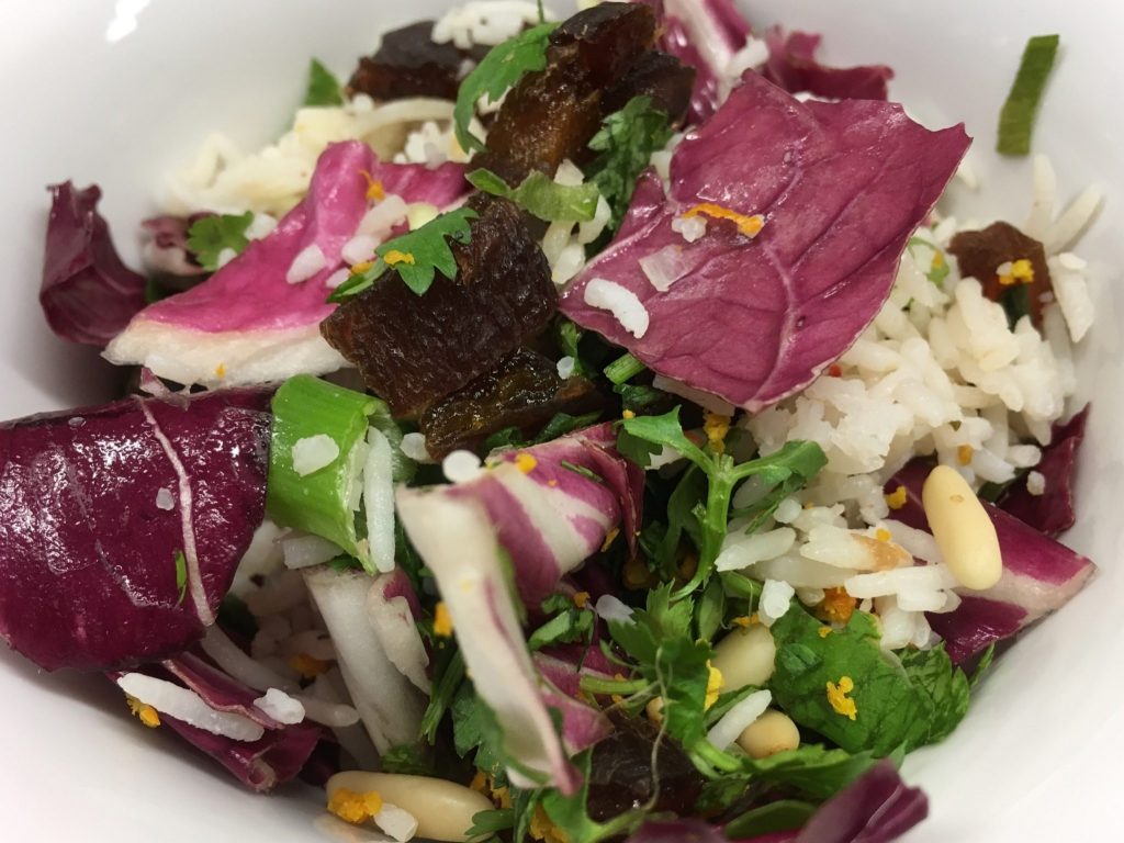 Reissalat mit Radicchio, getrockneten Aprikosen, Pinienkernen und Korianderkraut