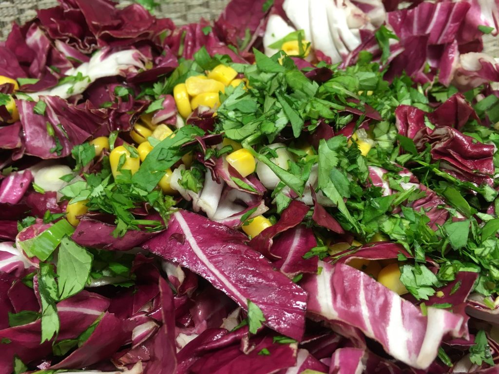 Grünkohl Radicchio Mais Salat mit Walnuss-Avocado-Chili Dressing