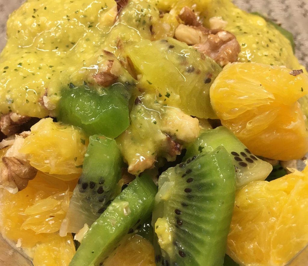 Kiwi Orangen Salat mit Walnüssen und Mango-Minz Dressing
