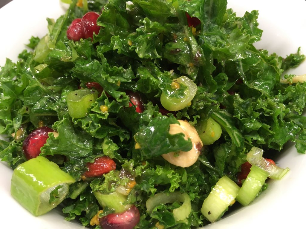 Grünkohl Salat mit Goji Beeren, Haselnüssen und Granatapfelkernen