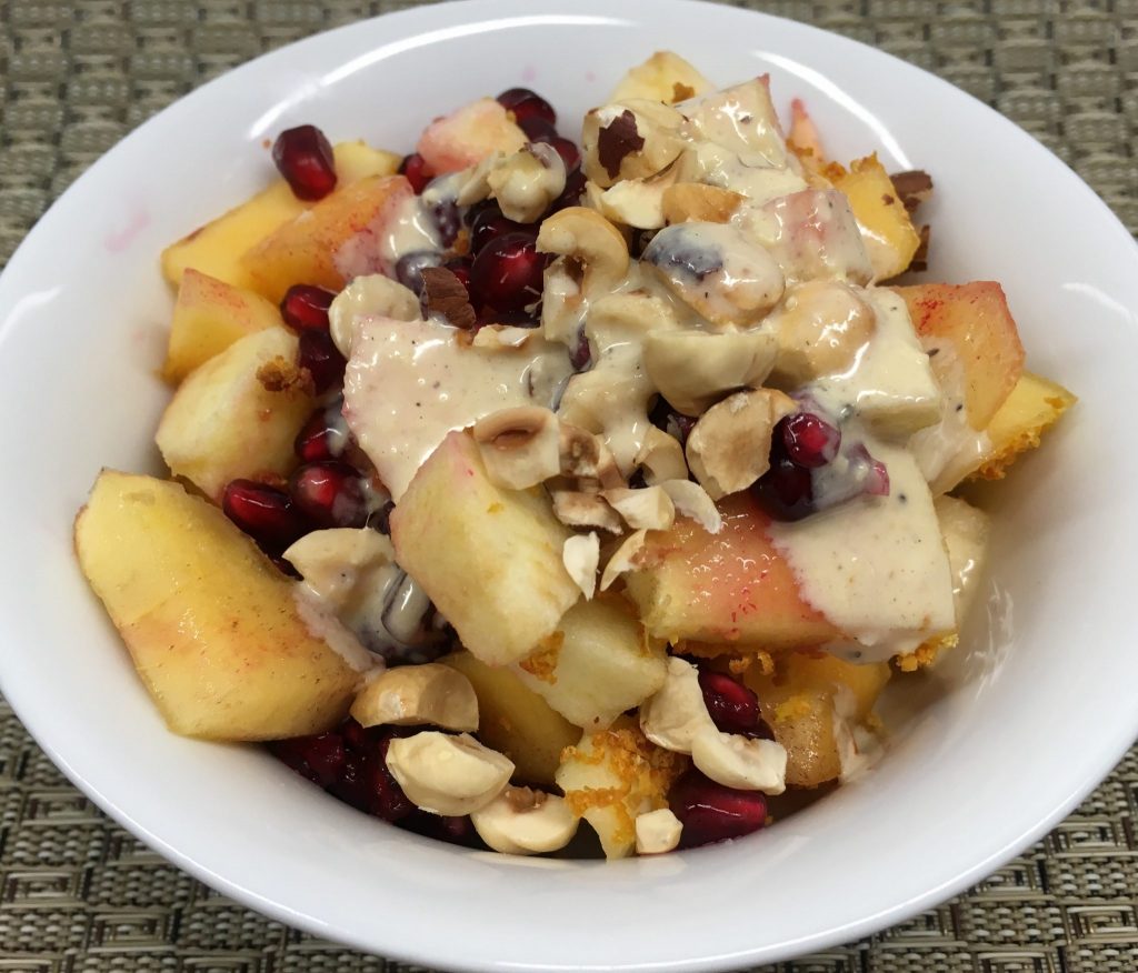 Apfel Kaki Salat mit Granatapfelkernen und Orangen Tahini Dressing