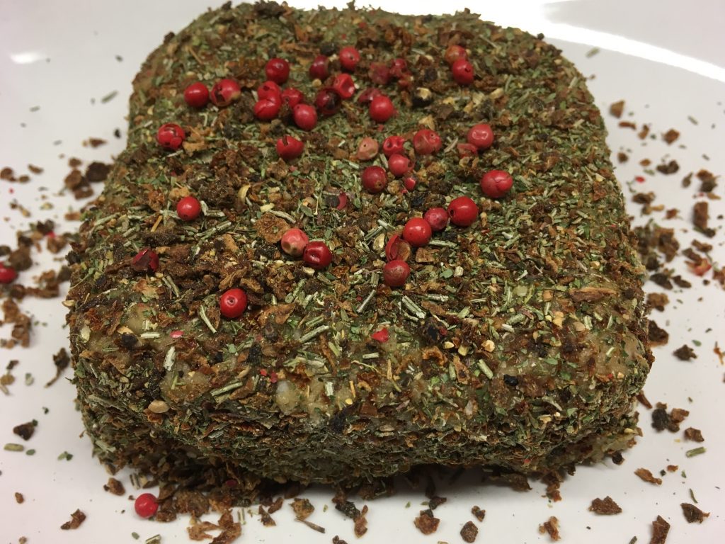 Cashew Käse mit Tomaten, Kräutern und Roten Pfefferbeeren