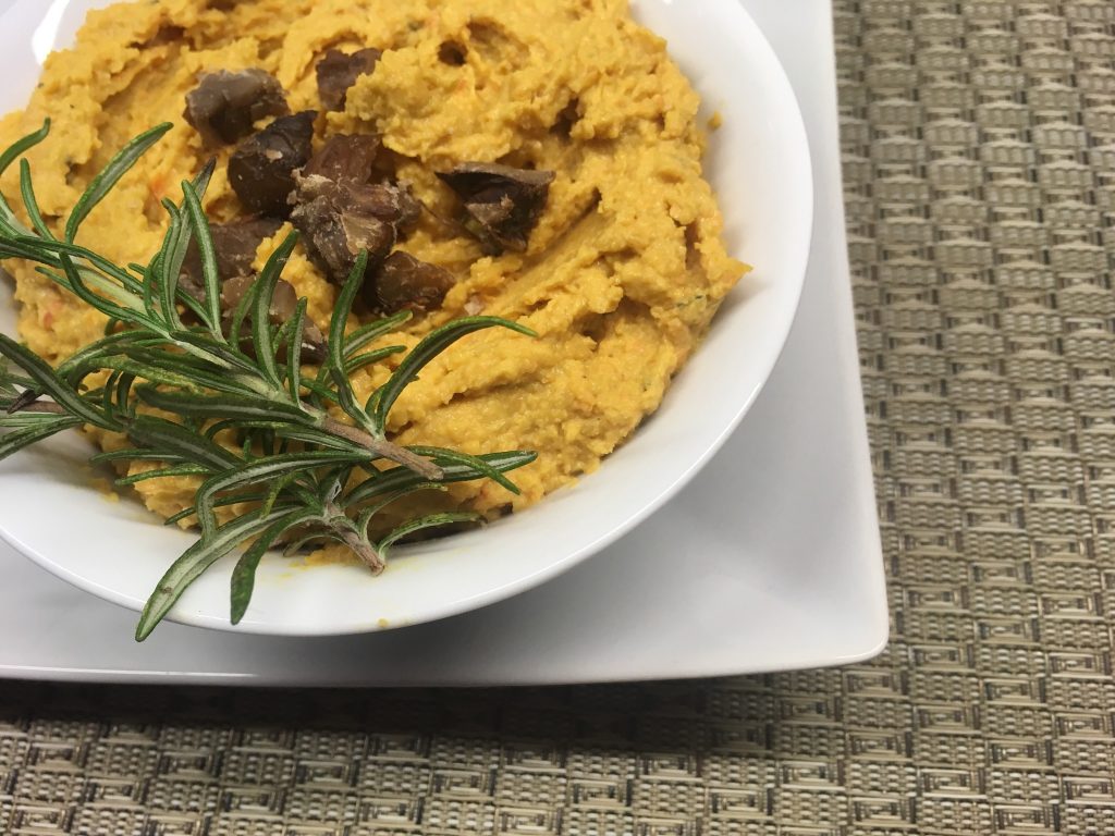 Kürbis Hummus mit Maronen, Rosmarin und Kastanienhonig