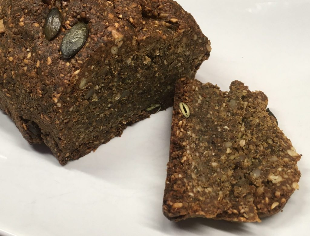 Körnerbrot mit Sonnenblumenkernen, Kürbiskernen und Sesam