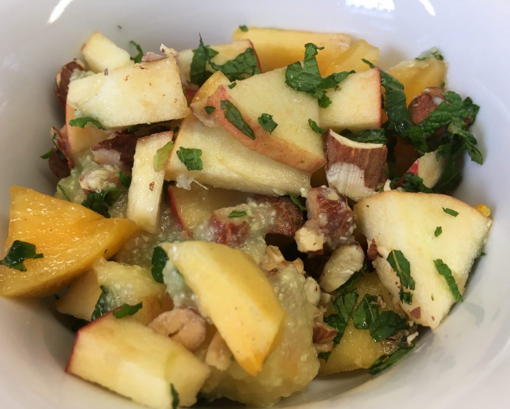 Apfel Kaki Salat mit Birnen-Ingwer-Dressing, Mandeln und frischer Minze