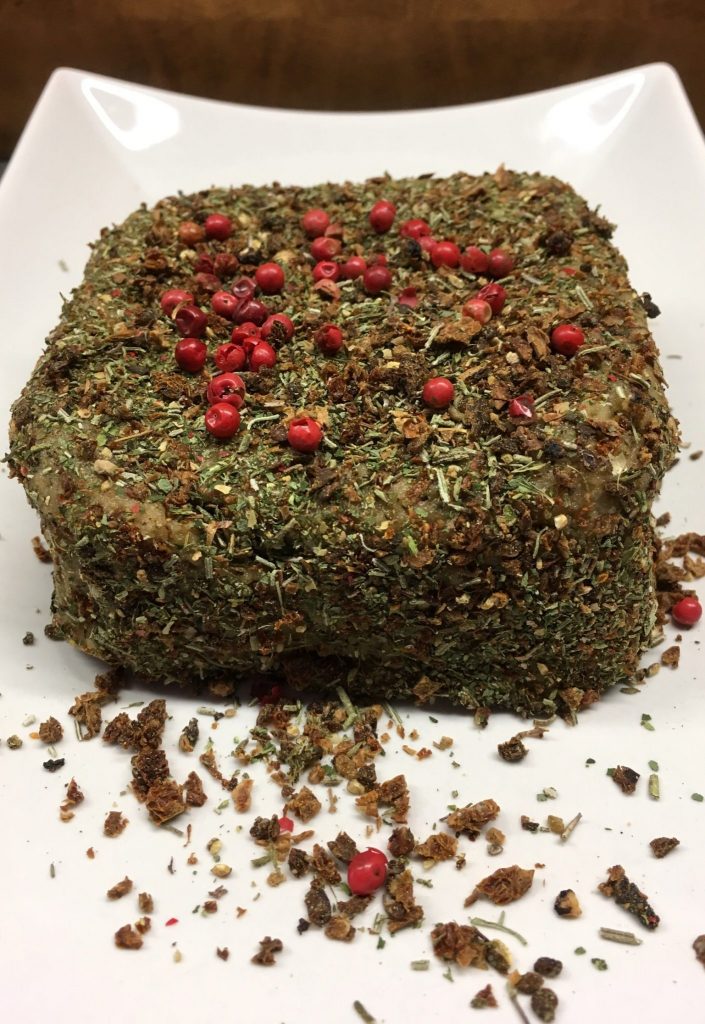 Cashew Käse mit Tomaten, Kräutern und Roten Pfefferbeeren