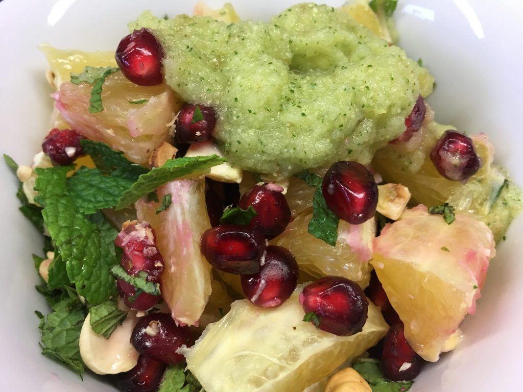 Grapefruit Granatapfel Salat mit Haselnüssen und Apfel-Ingwer-Minz Dressing