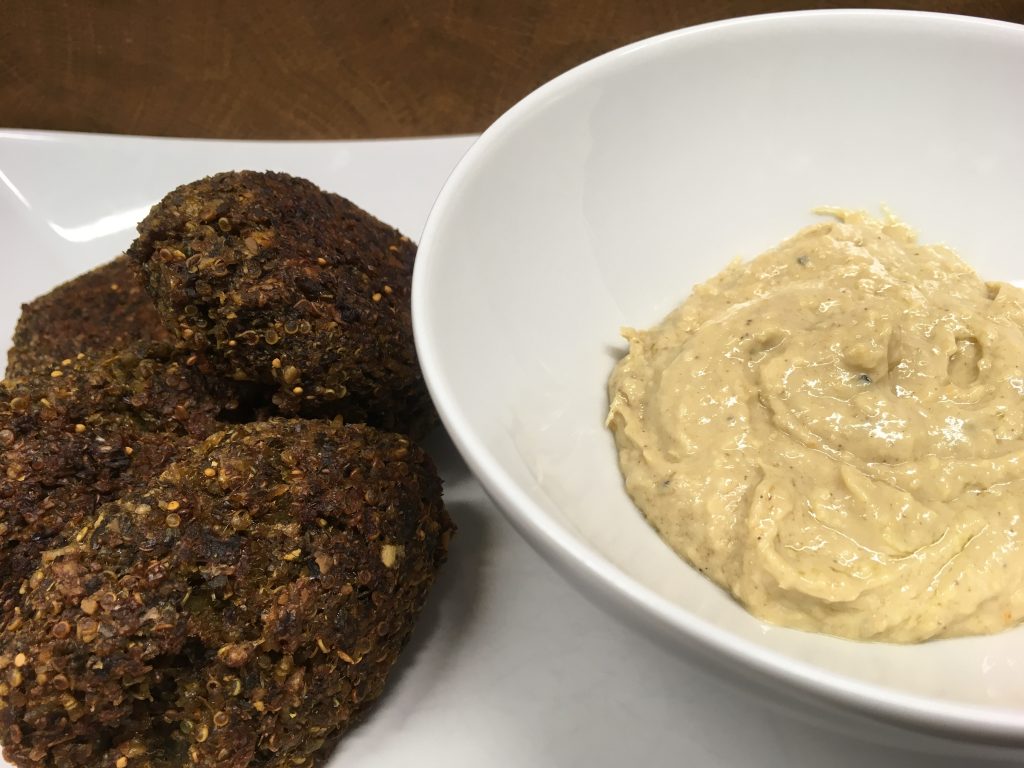 Quinoa Grünkohl Buletten mit Orangen Ingwer Tahini Dip