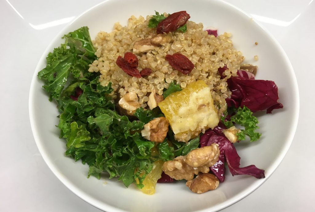 Grünkohl Salat mit geröstetem Quinoa, Orangen und Goji Beeren