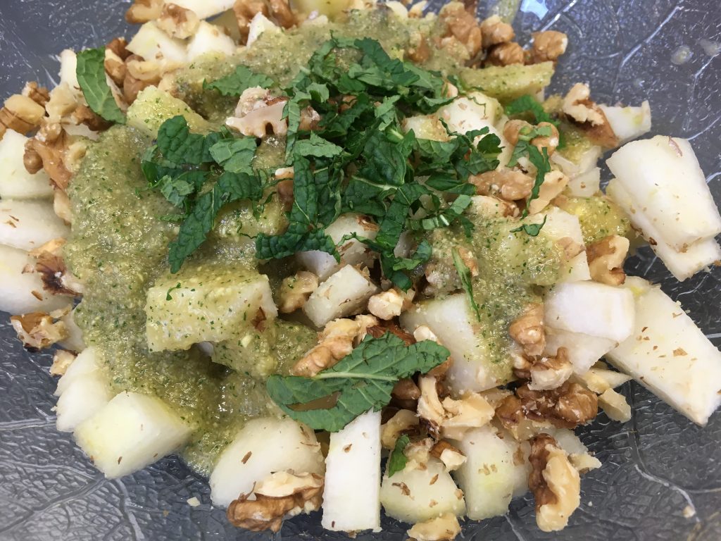 Birnen-Walnuss Salat mit Birnen-Ingwer-Zimt Dressing und frischer Minze